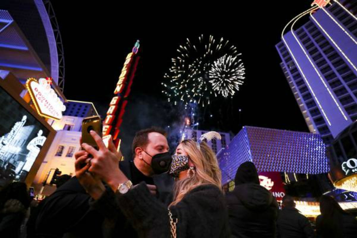 Las Vegas Strip Finishes Bad Year with Bad December, Casino Win Halved