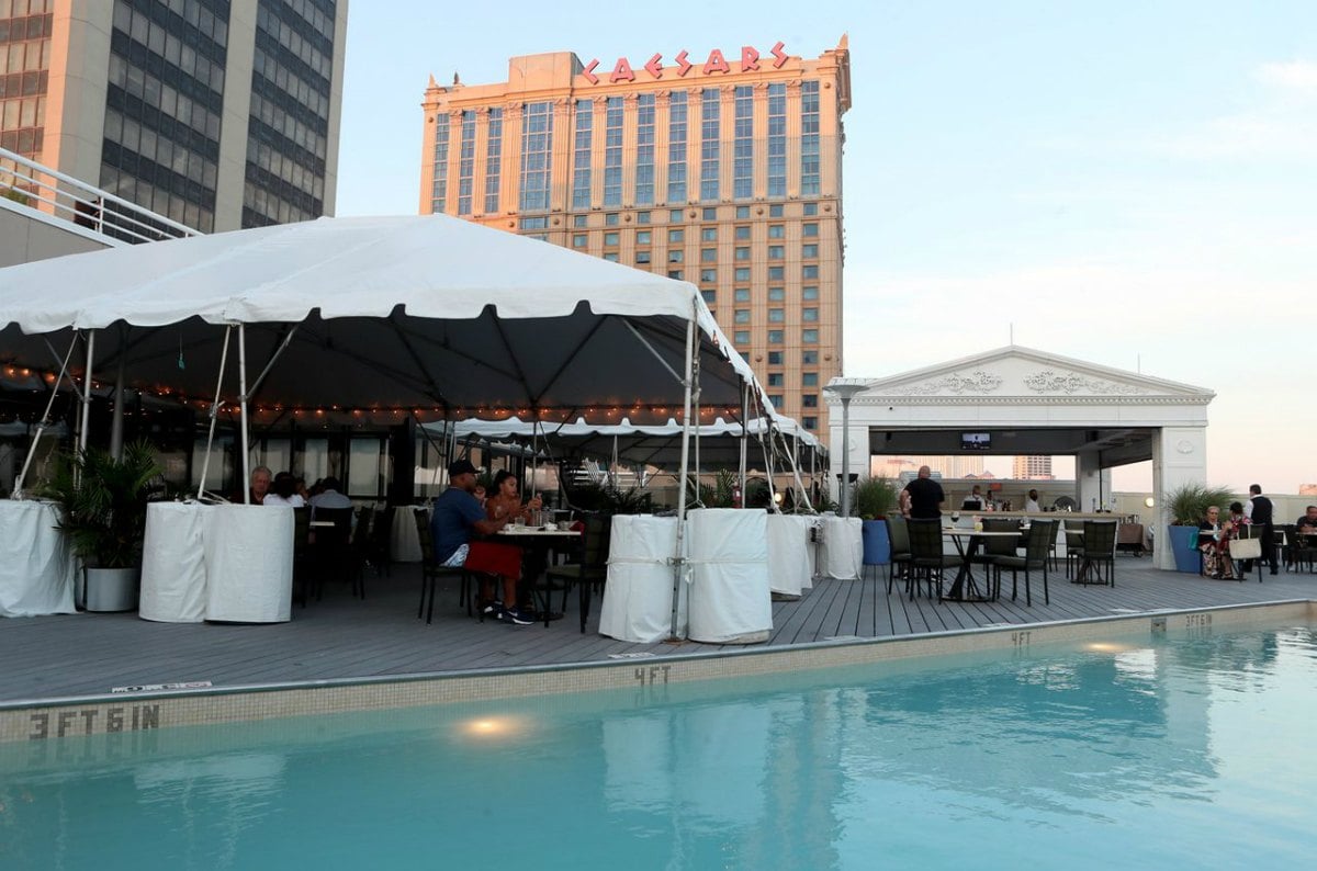 Atlantic City Casinos Resume Indoor Dining, Gaming Floor Beverage Service This Week